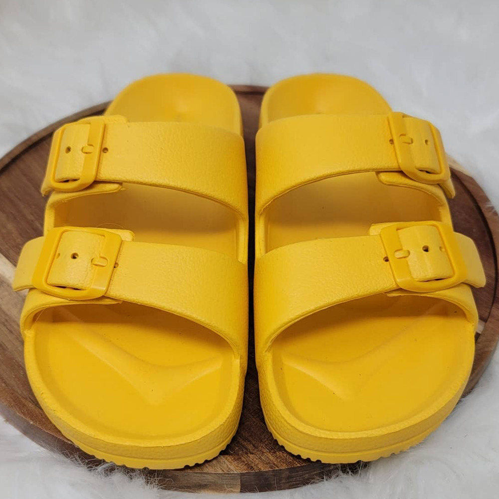 Vince Camuto Yellow Casual Summer Poolside Buckle Flip Flop Women's 6